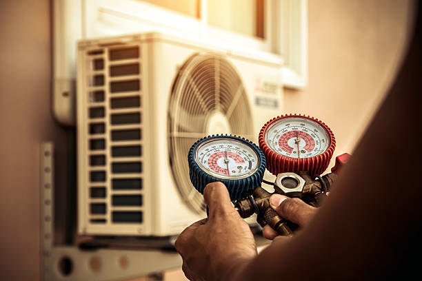 Professional Hvac technician working in Alpine, AL